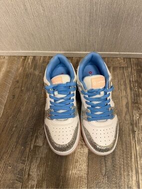 NWOB Airwalk Women’s White and Light Blue Glitter Accent Sneakers Size 9